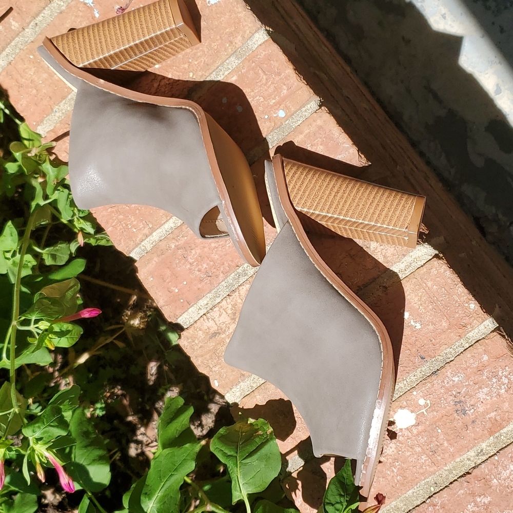 Wood heel mules - sz 9 - Picture 3 of 8